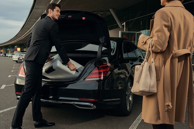 Doha, Qatar : Private Airport Transfer 24/7 - The kind of driver you want on Day 1