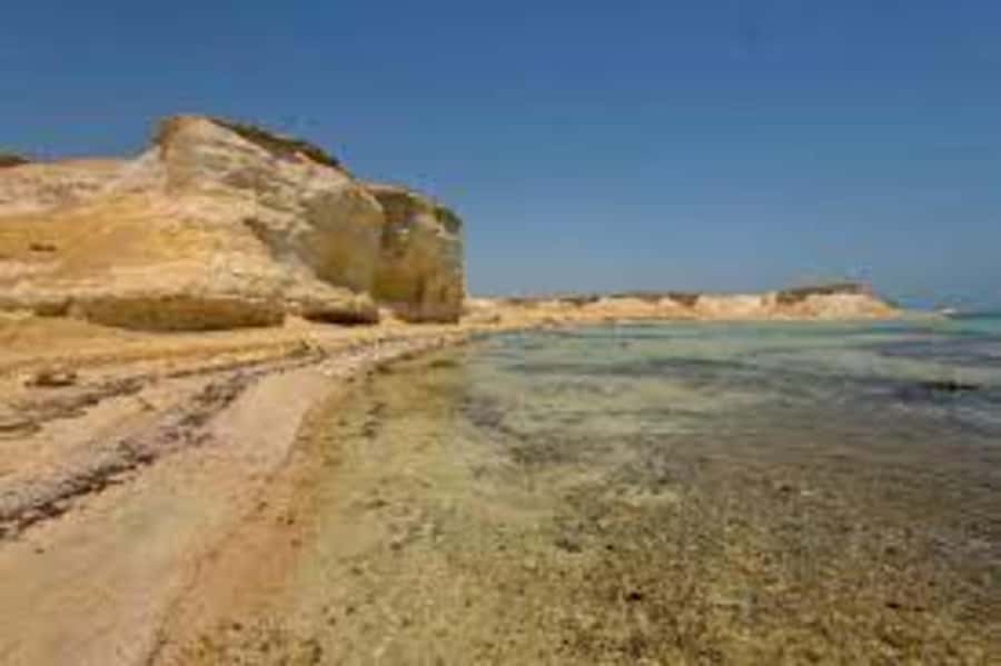 Explore Zekreet: Richard Serra Art & Mushroom Rock Wonders - Photos strategy that works in the Qatar desert