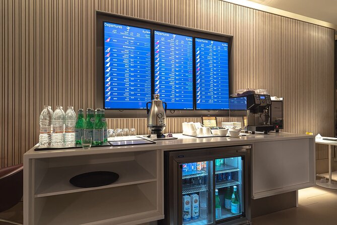 Qatar: Doha Hamad International Airport (DOH) Al Maha Lounge - The Lounge Experience: Buffet Food, Vegetarian and Halal Options, Plus Alcohol Rules